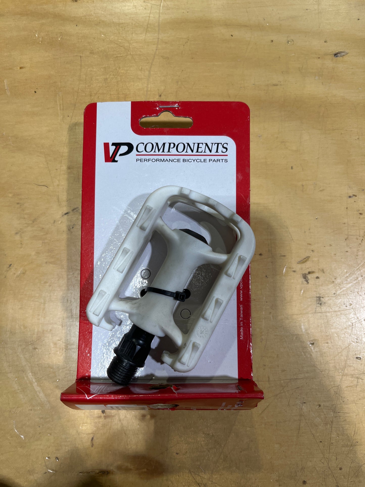 VP pedals juvenile 9/16” white