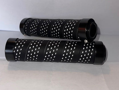 Lock On Grips - BLACK / WHITE
